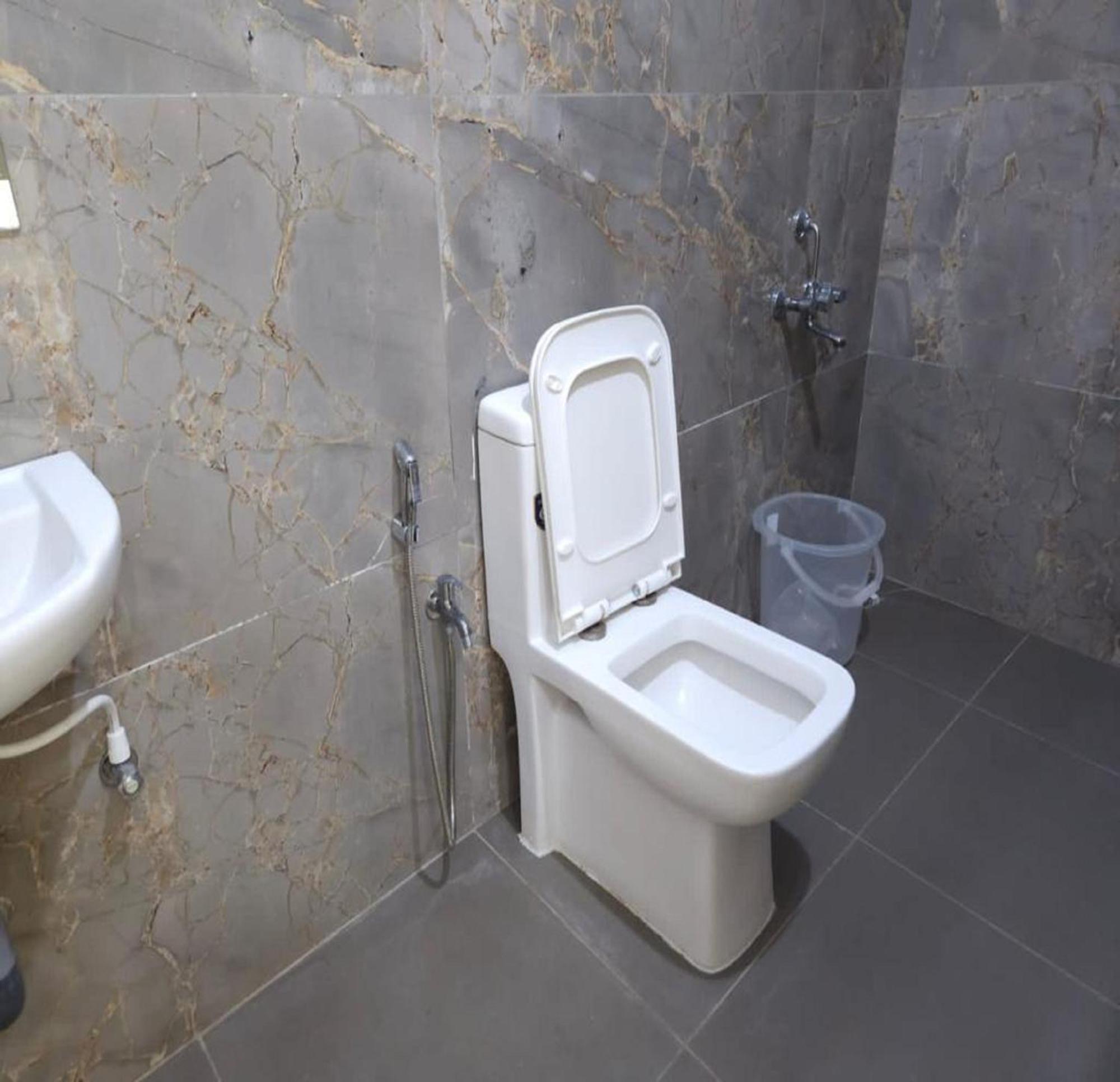 Pollāchi Thulasi Avenue Inn מראה חיצוני תמונה